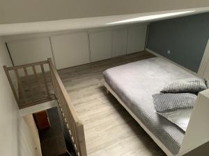 Un pat sau paturi într-o cameră la Loft Porte de Gentilly