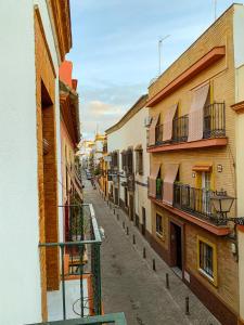 Photo de la galerie de l'établissement One bedroom apartement with city view balcony and wifi at Sevilla, à Séville