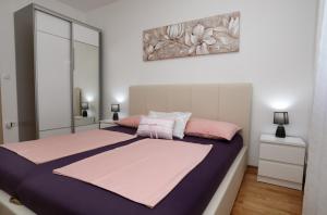 Posteľ alebo postele v izbe v ubytovaní Apartmani Kolak