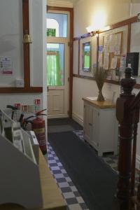 Zimmer mit einer Theke und einer Tür in einem Zimmer in der Unterkunft The Eastleigh in Skegness