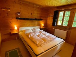 una camera da letto con un letto in una stanza di legno di Chalet Singlinaz a Zinal