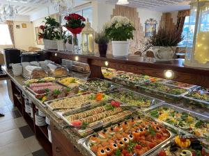 a buffet filled with lots of different types of food at ARKA Centrum Rekreacji Wypoczynku i Rehabilitacji in Jarosławiec