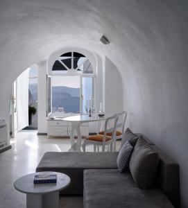 Χώρος καθιστικού στο Zenith Blue Traditional Houses