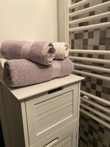 un mucchio di asciugamani seduti sopra un bancone in bagno di Studio Apartman Lora a Lipik