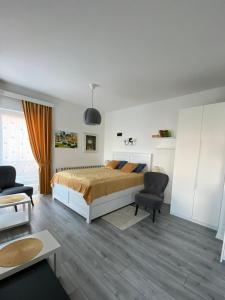 Studio Apartman Lora في Lipik: غرفة نوم بسرير وكرسيين