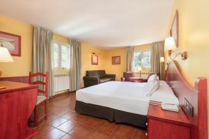 Un pat sau paturi într-o cameră la Ski Plaza Hotel & Wellness