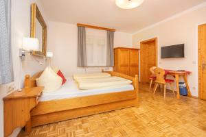 Postel nebo postele na pokoji v ubytování Gästehaus Kochelsee