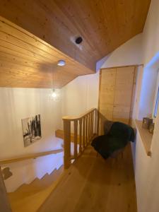 a room with a wooden staircase in a house at Woidrausch´n in Philippsreut
