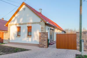 Casa blanca con techo rojo en Szőlővirág Vendégház, en Fadd