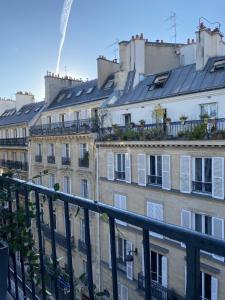 uma vista a partir de uma varanda de edifícios em Nuage em Paris