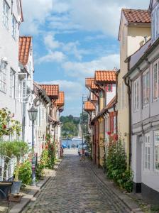 a cobblestone street in a town with buildings at Ferienwohnung Flensfjord in Wees