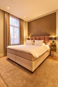 Un pat sau paturi într-o cameră la The Yard hotel Zuidkade