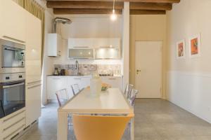 A kitchen or kitchenette at APPARTAMENTO AL CASTELLO