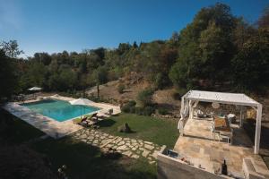 an aerial view of a backyard with a swimming pool at Villa Pietra Viva in Lucignano