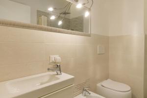 A bathroom at APPARTAMENTO AL CASTELLO