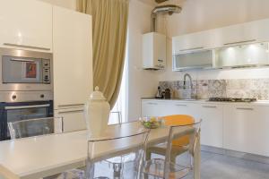 A kitchen or kitchenette at APPARTAMENTO AL CASTELLO