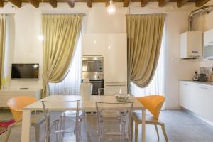 A kitchen or kitchenette at APPARTAMENTO AL CASTELLO