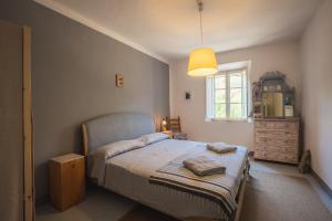 a bedroom with a bed and a window at Villa Pietra Viva in Lucignano