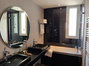 Salle de bains dans l'établissement Hôtel Le Canberra