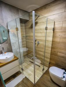 uma casa de banho com um chuveiro, um WC e um lavatório. em G38 Rental Apartment Building em Haifa