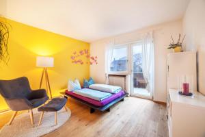 Un dormitorio con una cama y una silla y una ventana. en Lieblingsplatzl, en Naturno