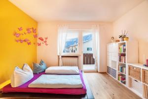 Zimmer mit einem Bett und einem Bücherregal in der Unterkunft Lieblingsplatzl in Naturns