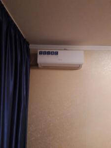 um ar condicionado no tecto de um quarto em пр. Александра Поля 100, центральная часть города em Dnipro