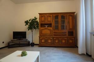 sala de estar con un gran armario de madera y TV en Appartamento Solilo 3 km da Sestri Levante, en Casarza Ligure