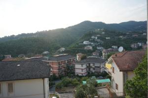 - Vistas a una ciudad con casas y montañas en Appartamento Solilo 3 km da Sestri Levante, en Casarza Ligure