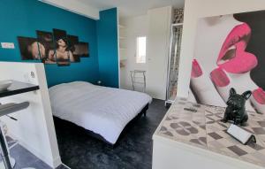 1 dormitorio con 1 cama con zapatos rosados en la pared en Cyrène Port Nature 5 en Cap d'Agde