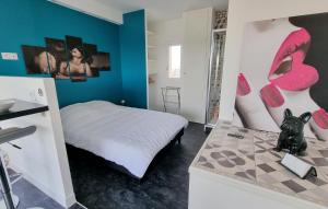 een slaapkamer met een bed met roze schoenen aan de muur bij Cyrène Port Nature 5 in Cap d'Agde