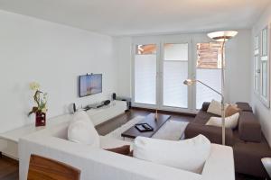 ein Wohnzimmer mit einem Sofa und einem Tisch in der Unterkunft Casa Collinetta 2 in Zermatt