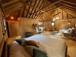 sypialnia z dużym łóżkiem w drewnianym pokoju w obiekcie Mountain Eco Shelters 2 w Funchal
