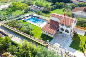 una vista aérea de una casa con piscina en Captain Villa 2 km to the beach, en Vintijan