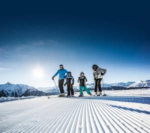 grupa ludzi na nartach w śniegu w obiekcie Alpenapart Schultes Sports w mieście Jerzens