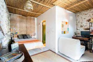 - une chambre avec un lit et un bureau dans l'établissement Palheirinho, à Zimbreira