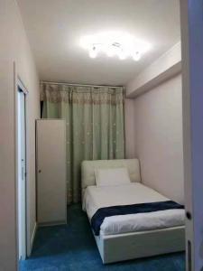 Xixi B&B في ميستر: غرفة نوم صغيرة مع سرير ومرآة