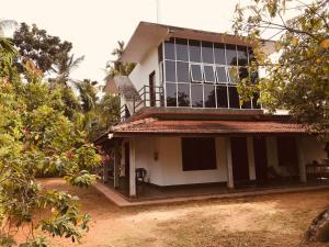 Un edificio con muchas ventanas. en Villa Sea Side Beruwala, en Beruwala