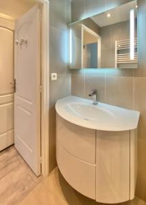 un bagno con un lavandino bianco e uno specchio di Budget studio Berlioz a Nizza