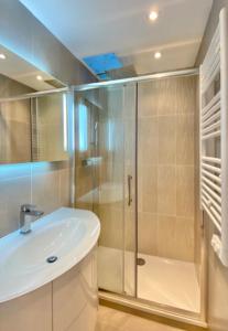 un bagno con doccia e lavandino di Budget studio Berlioz a Nizza