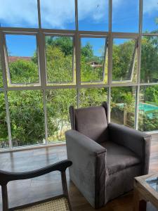- un salon avec une chaise, une table et des fenêtres dans l'établissement Villa Sea Side Beruwala, à Beruwala
