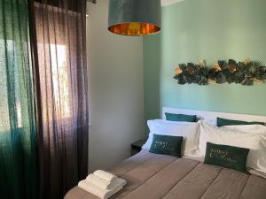 um quarto com uma cama com duas almofadas em Futura Exclusive Suite 5 Attico em Bari