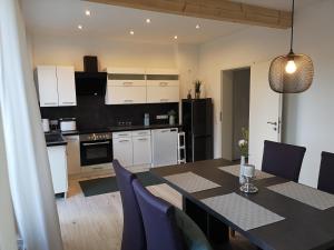 cocina y comedor con mesa y sillas en Ferienhaus Westermann, Businesswohnung, Monteurzimmer en Salzgitter