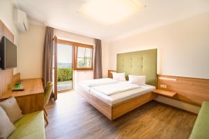 Postel nebo postele na pokoji v ubytování Hotel Panoramahof Loipersdorf