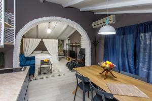 - un salon avec une table à manger et un lit dans l'établissement Studio Apartments Villa 24, à Tirana