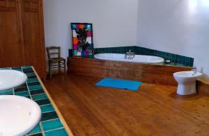 サモエンヌにあるChalet Du Vieux Guideのバスルーム(バスタブ、トイレ、シンク付)