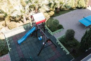 een luchtzicht op een speeltuin met een glijbaan bij GG Hotel in Adler