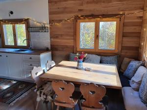 拉佛納格拉的住宿－Starry Laz mountain house，一间带桌子和沙发的用餐室
