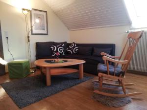 弗拉敦根的住宿－Ferienwohnung Haus Silvia，客厅配有沙发、桌子和椅子