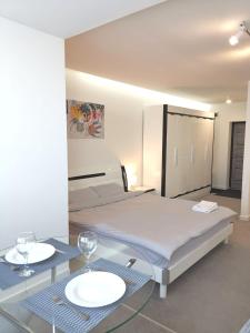 una camera con un letto e un tavolo con due bicchieri di Modern stylish apartments on Lazurna Street in the RC Riviera overlooking the river a Mykolaïv